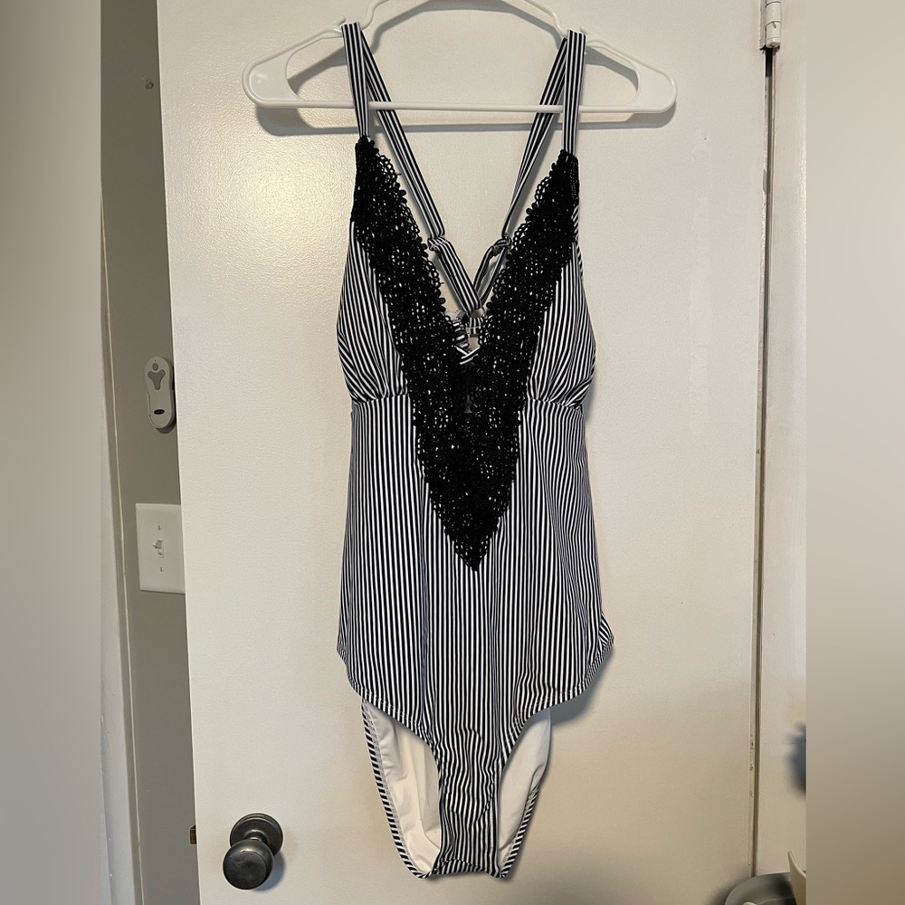 PLUS SIZE Cupshe One Piece Swimsuit with crossed straps, Size 1X